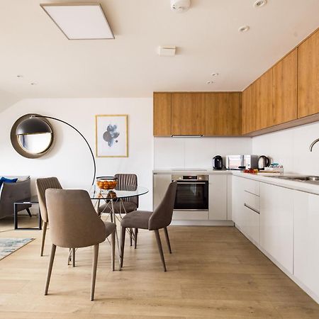 Charles Hope Staines Centre Apartment Екстериор снимка