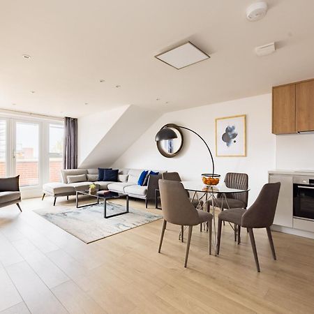Charles Hope Staines Centre Apartment Екстериор снимка