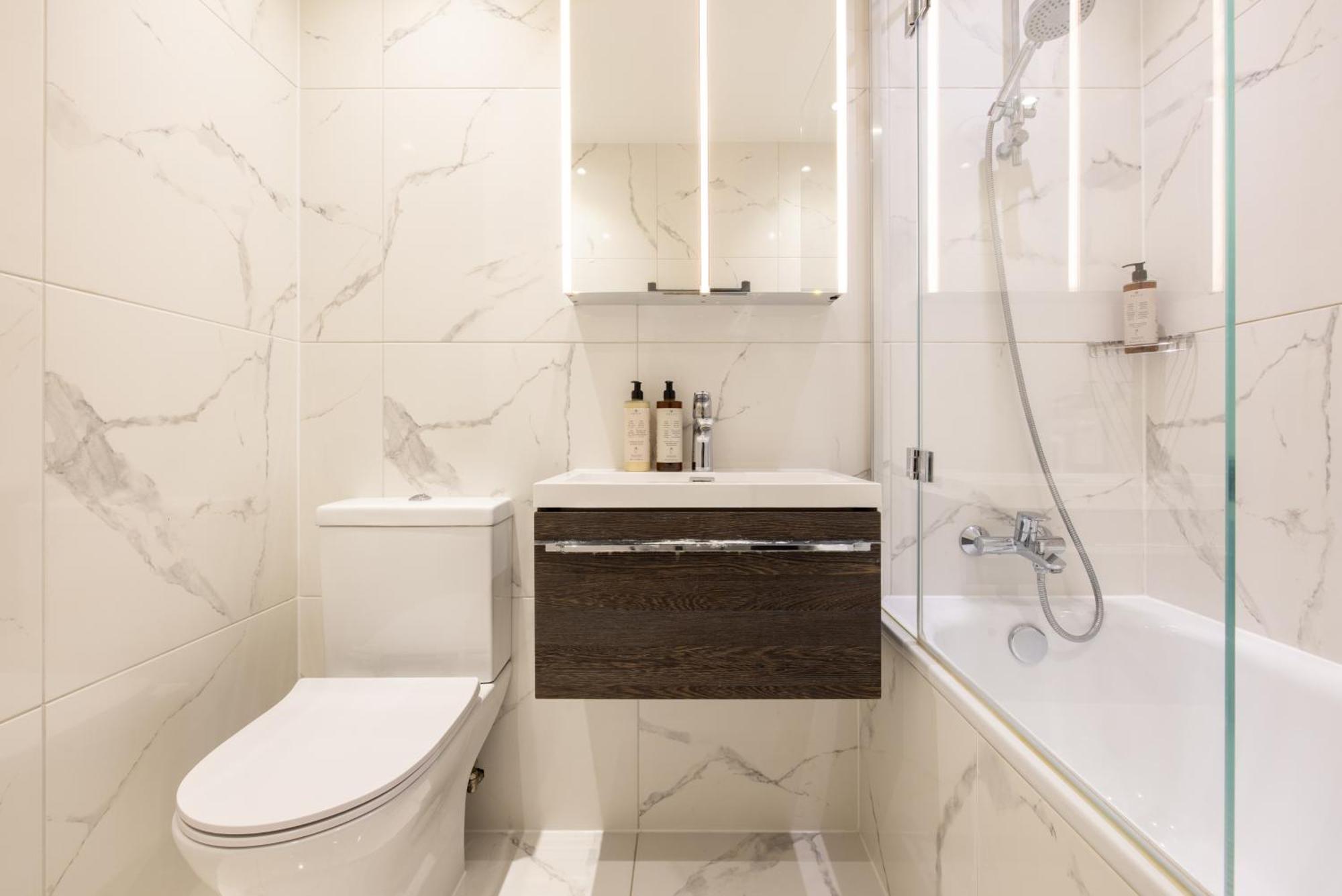 Charles Hope Staines Centre Apartment Екстериор снимка