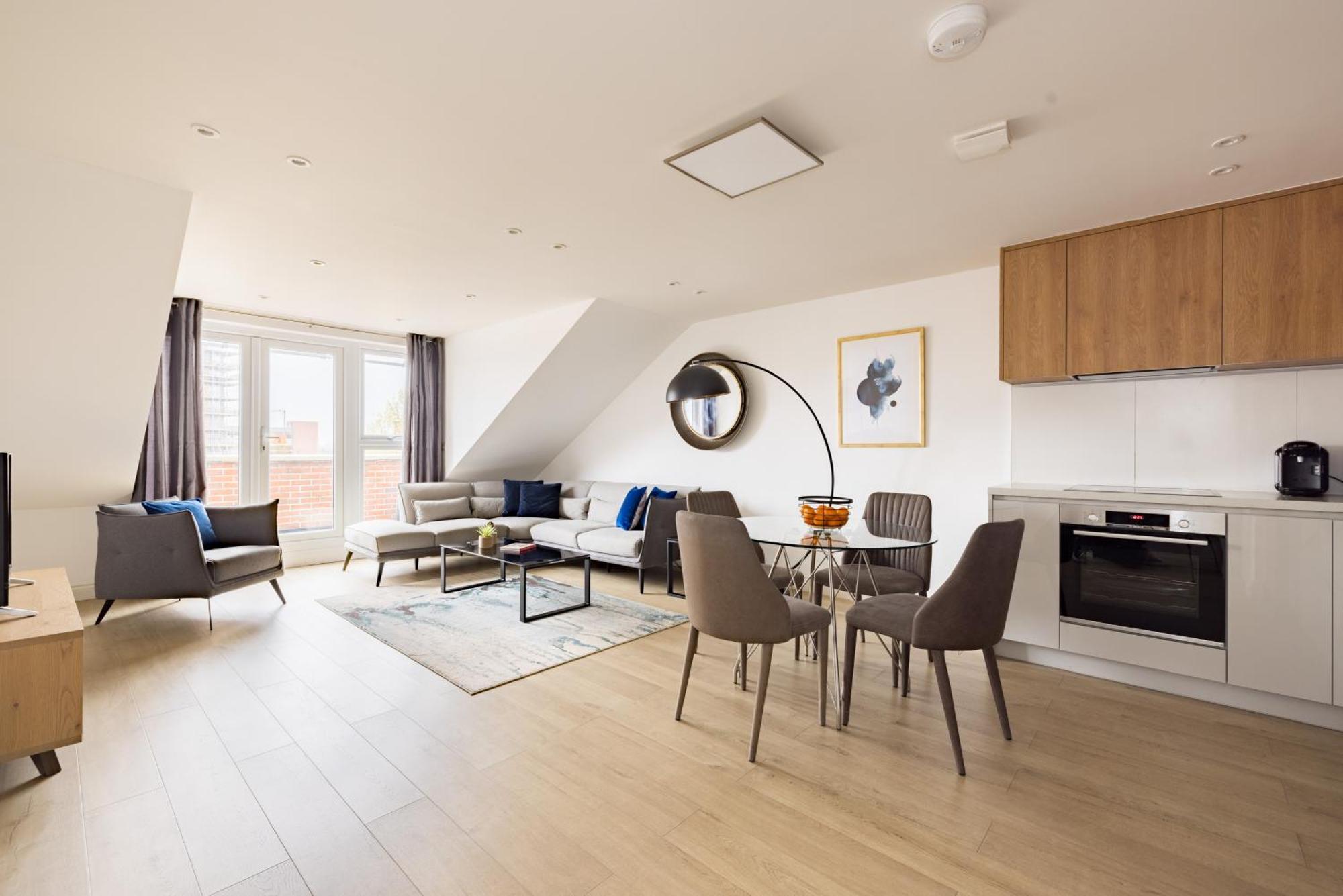 Charles Hope Staines Centre Apartment Екстериор снимка