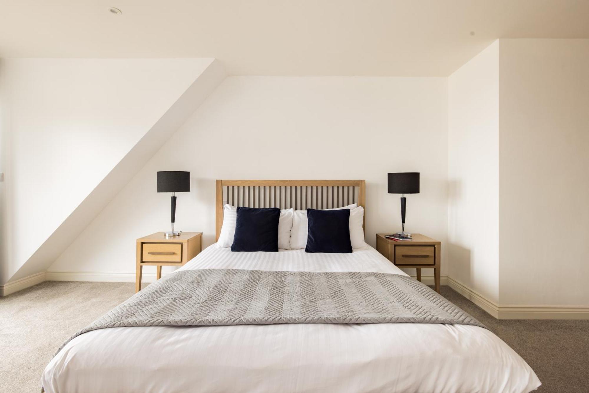 Charles Hope Staines Centre Apartment Екстериор снимка