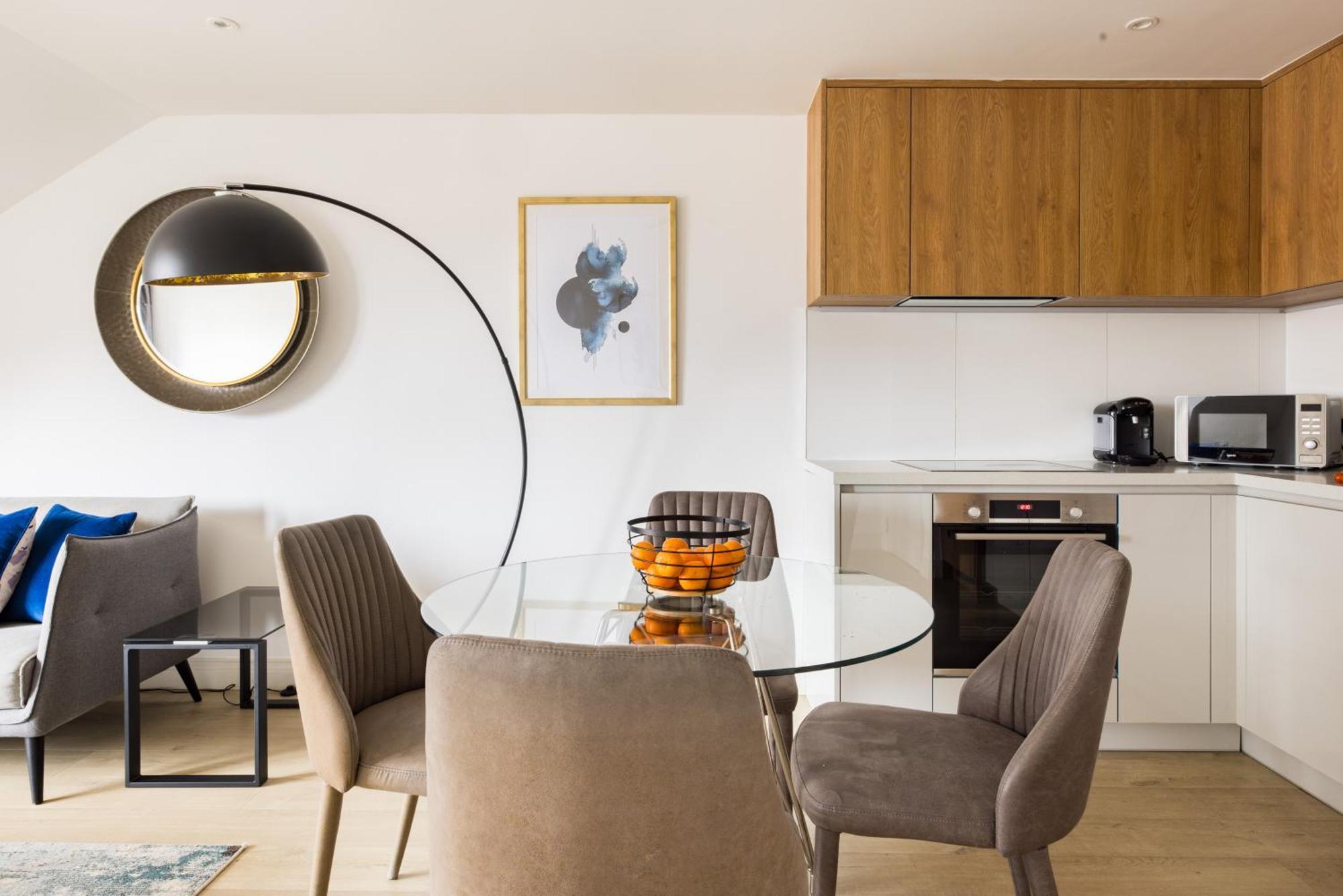 Charles Hope Staines Centre Apartment Екстериор снимка