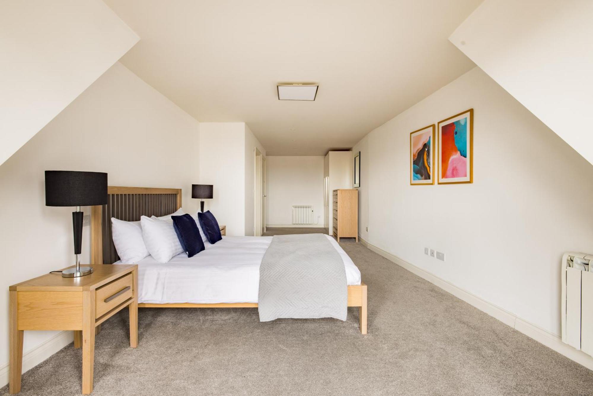 Charles Hope Staines Centre Apartment Екстериор снимка