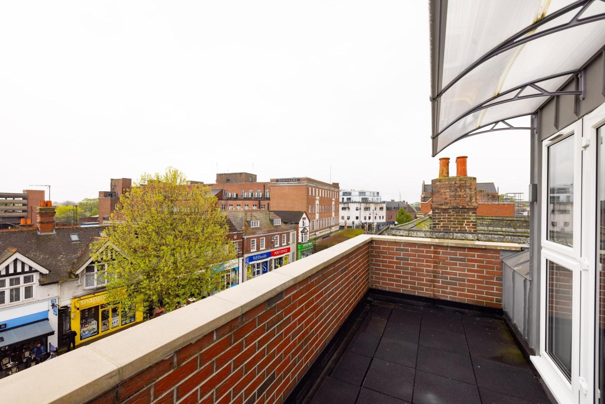 Charles Hope Staines Centre Apartment Екстериор снимка