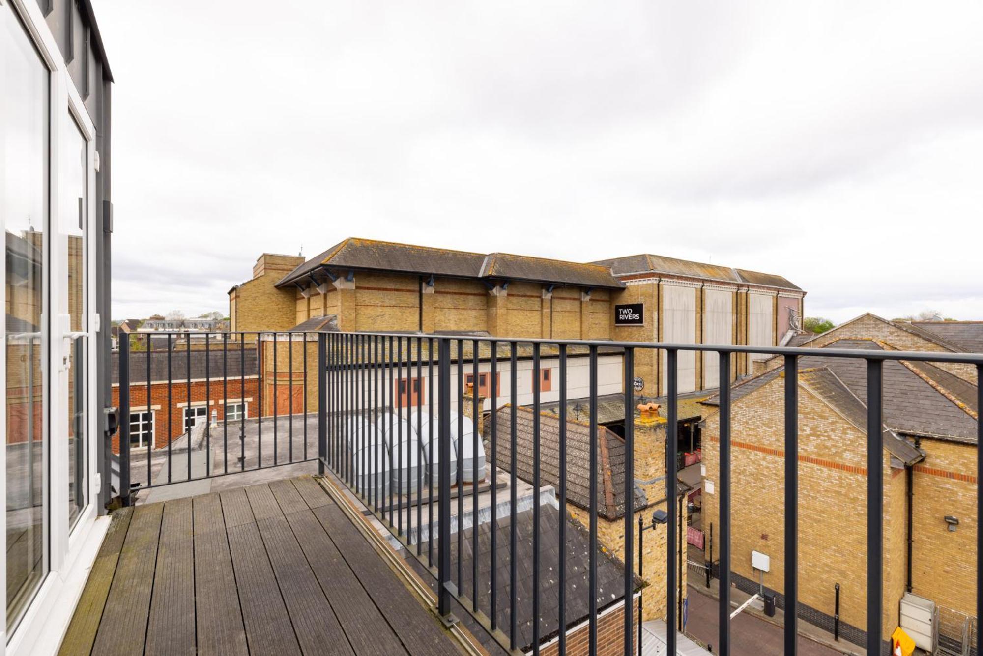 Charles Hope Staines Centre Apartment Екстериор снимка