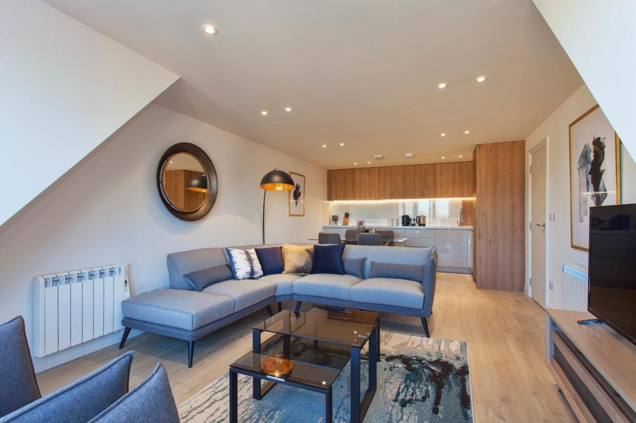 Charles Hope Staines Centre Apartment Екстериор снимка