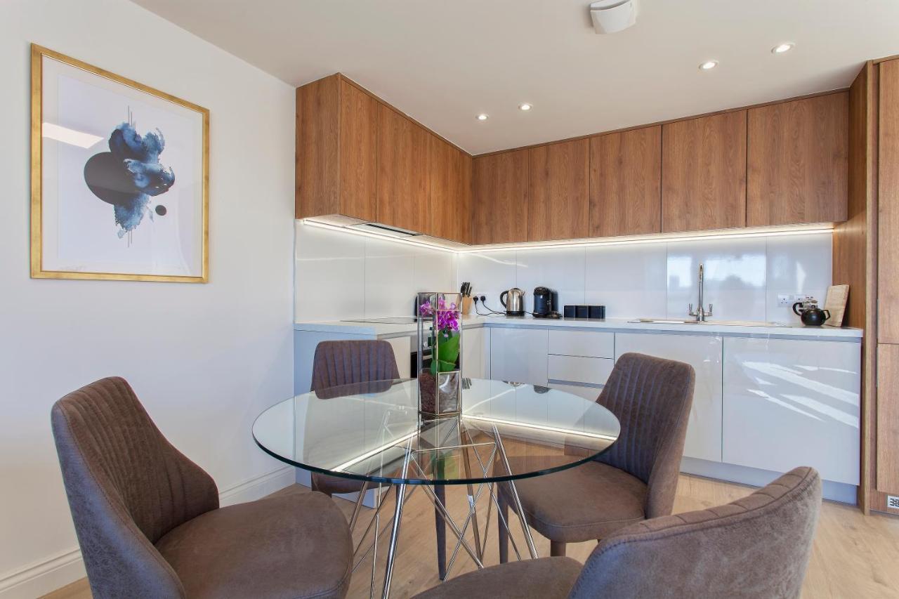 Charles Hope Staines Centre Apartment Екстериор снимка